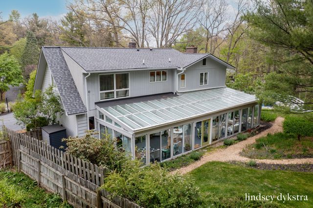 2814 Burrwick Drive SE, Grand Rapids, MI 49546