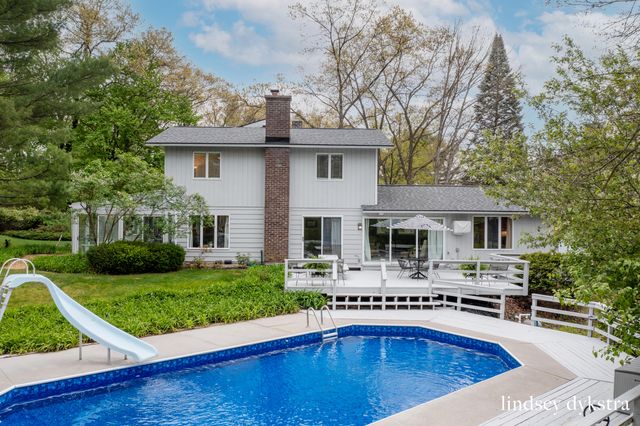 2814 Burrwick Drive SE, Grand Rapids, MI 49546