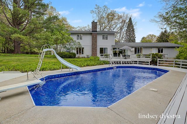 2814 Burrwick Drive SE, Grand Rapids, MI 49546