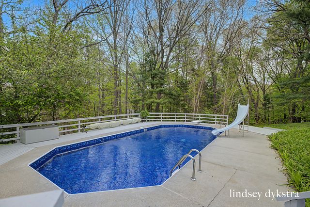 2814 Burrwick Drive SE, Grand Rapids, MI 49546