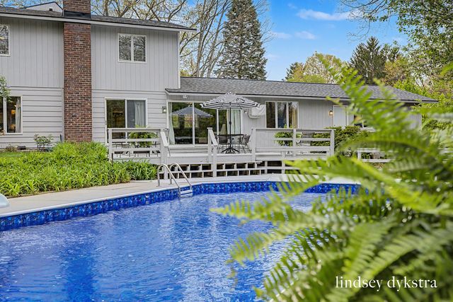 2814 Burrwick Drive SE, Grand Rapids, MI 49546