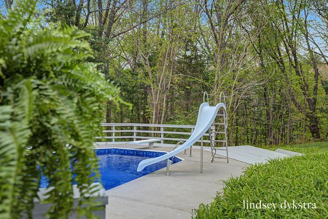2814 Burrwick Drive SE, Grand Rapids, MI 49546