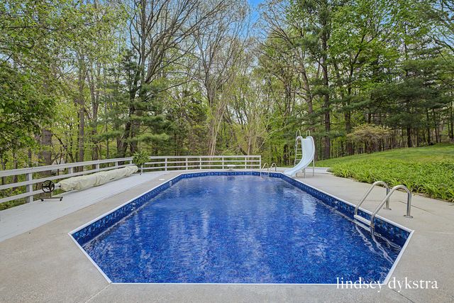 2814 Burrwick Drive SE, Grand Rapids, MI 49546