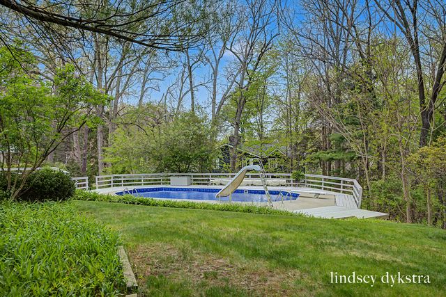 2814 Burrwick Drive SE, Grand Rapids, MI 49546