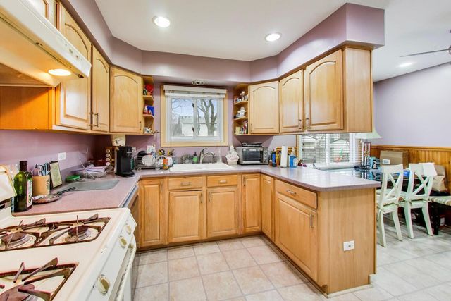 1021 Warwick Circle S, Hoffman Estates, IL 60169