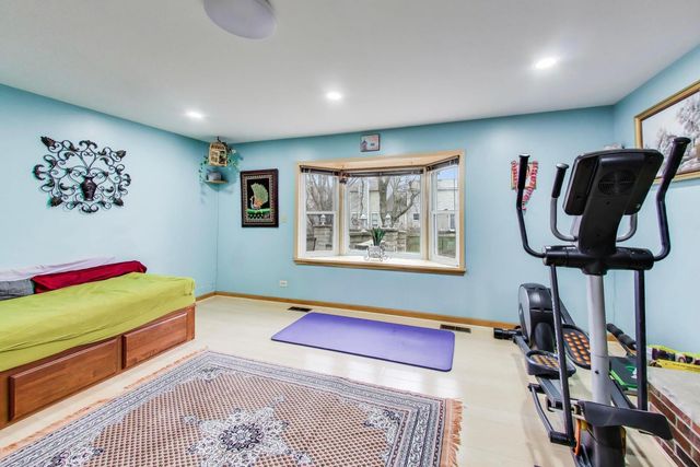 1021 Warwick Circle S, Hoffman Estates, IL 60169