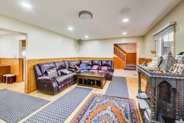 1021 Warwick Circle S, Hoffman Estates, IL 60169