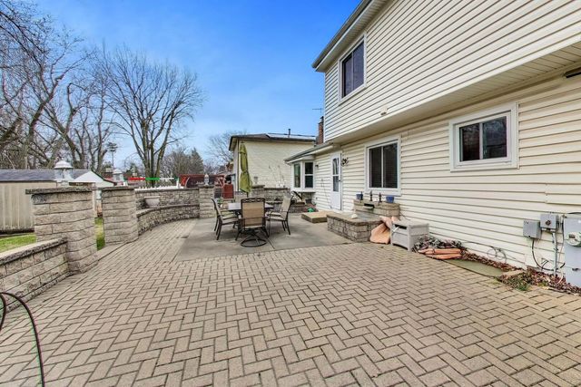 1021 Warwick Circle S, Hoffman Estates, IL 60169