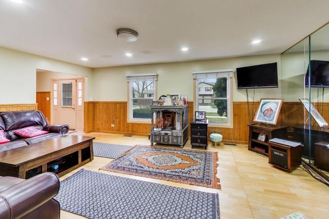 1021 Warwick Circle S, Hoffman Estates, IL 60169