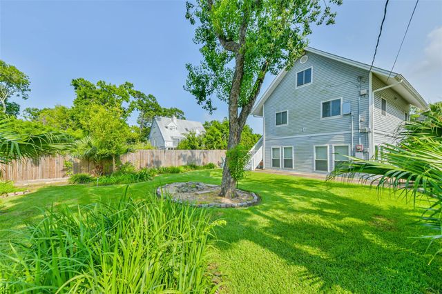 208 Baywood Street, Shoreacres, TX 77571