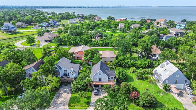 208 Baywood Street, Shoreacres, TX 77571