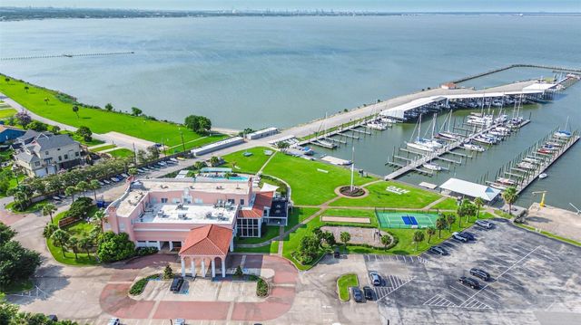 208 Baywood Street, Shoreacres, TX 77571