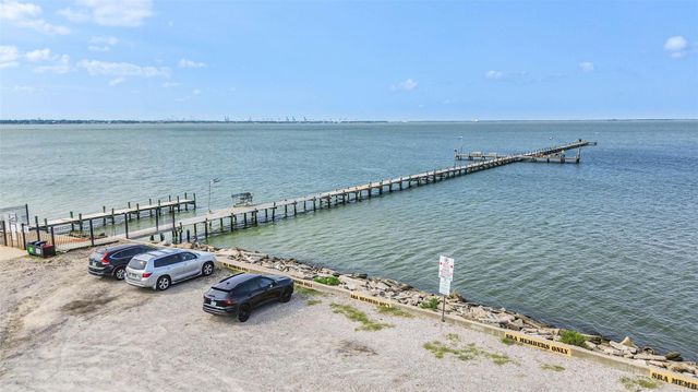 208 Baywood Street, Shoreacres, TX 77571