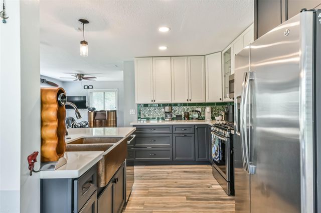 208 Baywood Street, Shoreacres, TX 77571