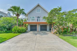 208 Baywood Street, Shoreacres, TX 77571