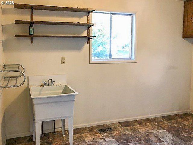 1649 Nw MARTIN Ave, Roseburg, OR 97471