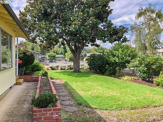 1649 Nw MARTIN Ave, Roseburg, OR 97471