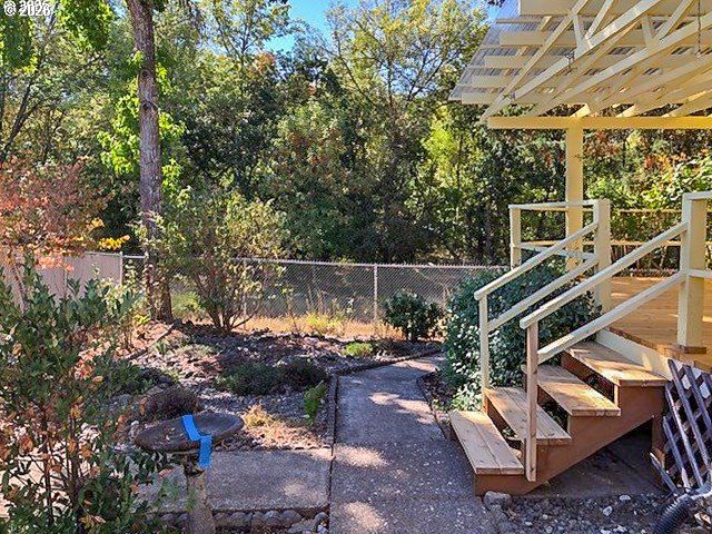 1649 Nw MARTIN Ave, Roseburg, OR 97471