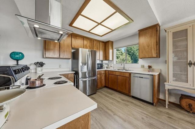 3401 Riviera West Drive, Kelseyville, CA 95451