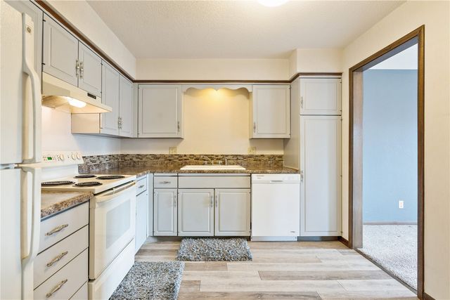 428 29th St Dr SE 16, Cedar Rapids, IA 53403