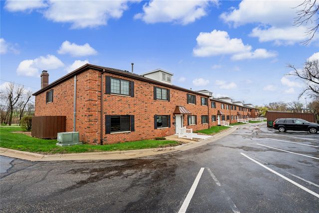 428 29th St Dr SE 16, Cedar Rapids, IA 53403