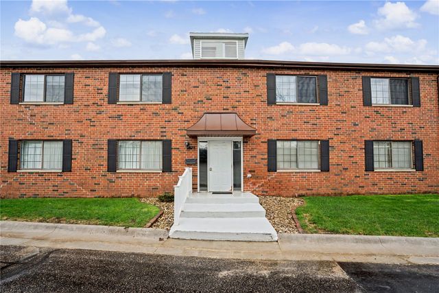 428 29th St Dr SE 16, Cedar Rapids, IA 53403