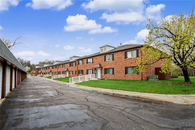 428 29th St Dr SE 16, Cedar Rapids, IA 53403