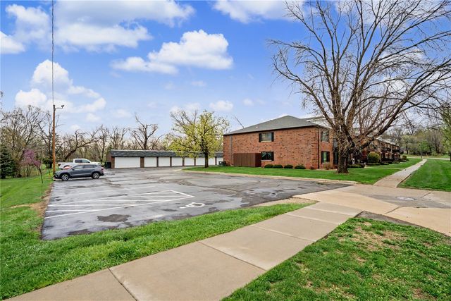 428 29th St Dr SE 16, Cedar Rapids, IA 53403