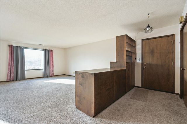 428 29th St Dr SE 16, Cedar Rapids, IA 53403