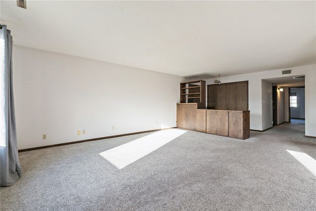 428 29th St Dr SE 16, Cedar Rapids, IA 53403