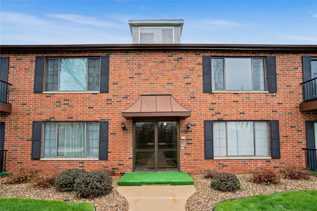 428 29th St Dr SE 16, Cedar Rapids, IA 53403
