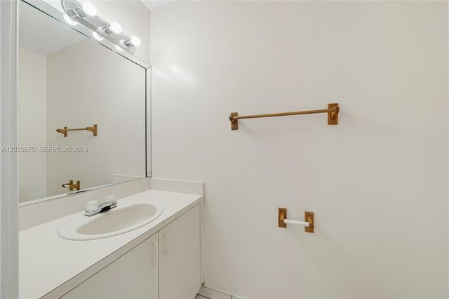 8185 NW 8th Street F5, Miami, FL 33126