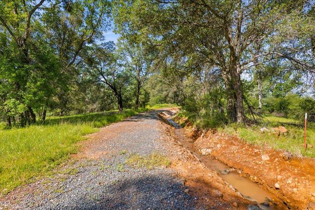 10677 Lazy Valley Rd, Penn Valley, CA 95946