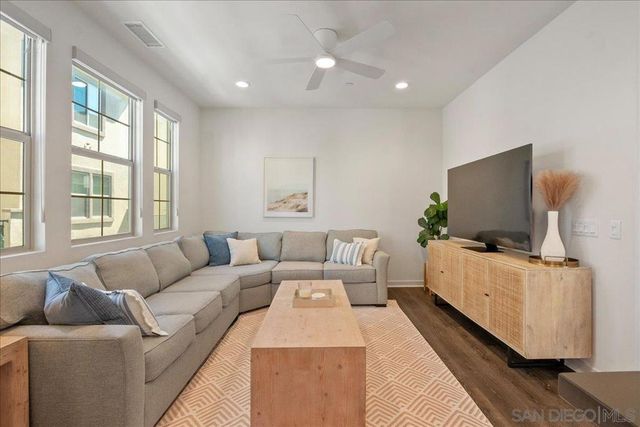 328 Paddle Ct, Santee, CA 92071