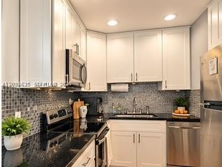 3000 NE 16th Ave 203, Oakland Park, FL 33334