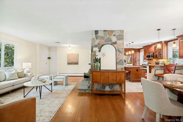 15 Deerfield Lane S, Pleasantville, NY 10570