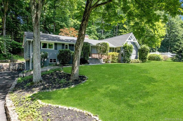 15 Deerfield Lane S, Pleasantville, NY 10570