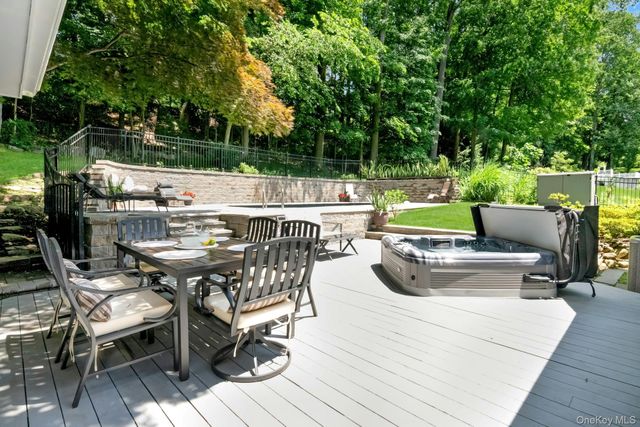 15 Deerfield Lane S, Pleasantville, NY 10570