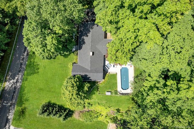 15 Deerfield Lane S, Pleasantville, NY 10570
