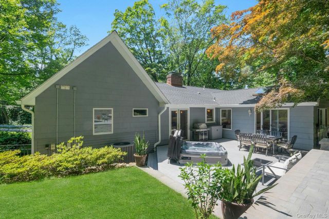 15 Deerfield Lane S, Pleasantville, NY 10570