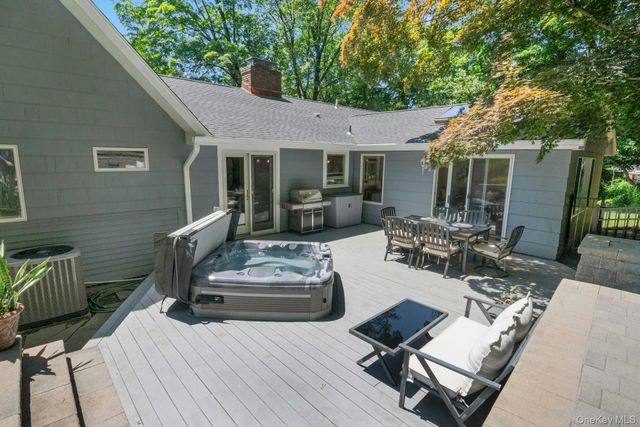 15 Deerfield Lane S, Pleasantville, NY 10570
