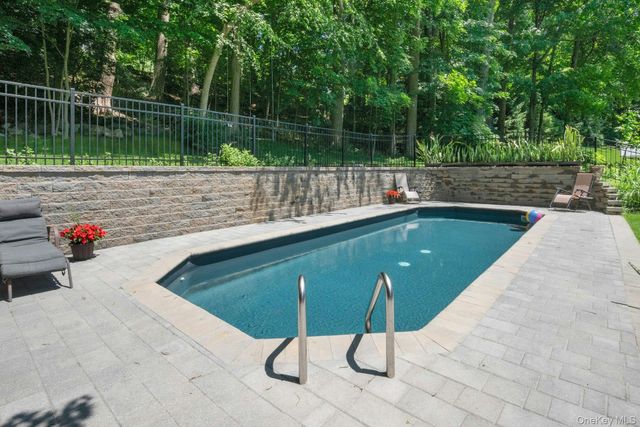 15 Deerfield Lane S, Pleasantville, NY 10570
