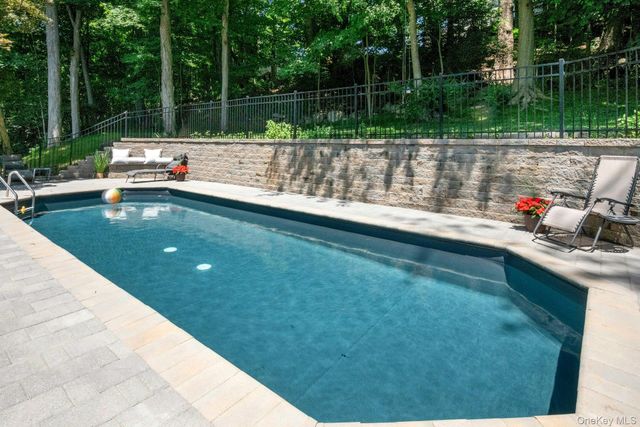15 Deerfield Lane S, Pleasantville, NY 10570