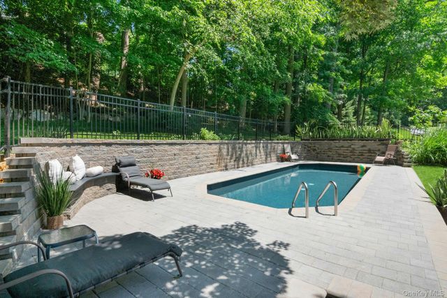 15 Deerfield Lane S, Pleasantville, NY 10570