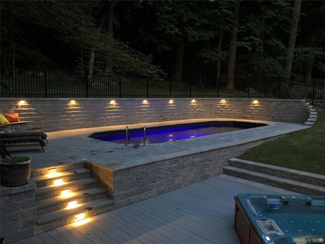 15 Deerfield Lane S, Pleasantville, NY 10570