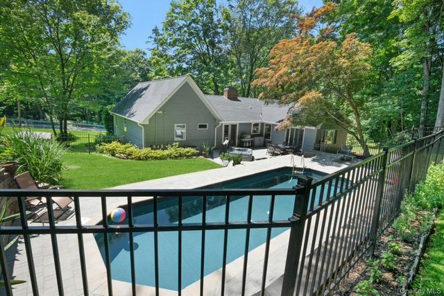 15 Deerfield Lane S, Pleasantville, NY 10570