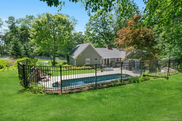 15 Deerfield Lane S, Pleasantville, NY 10570
