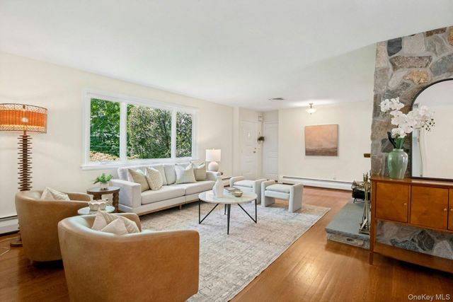 15 Deerfield Lane S, Pleasantville, NY 10570