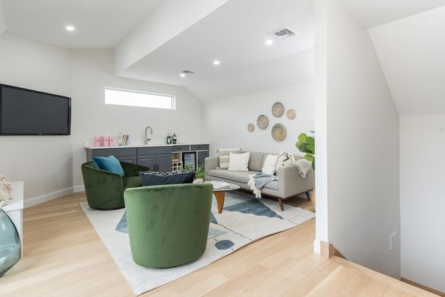 6 Gordon Rd, Arlington, MA 02474