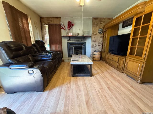 211 Waugh, San Antonio, TX 78223